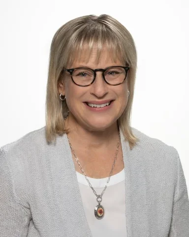 Portrait of Rachel Chernos Lin